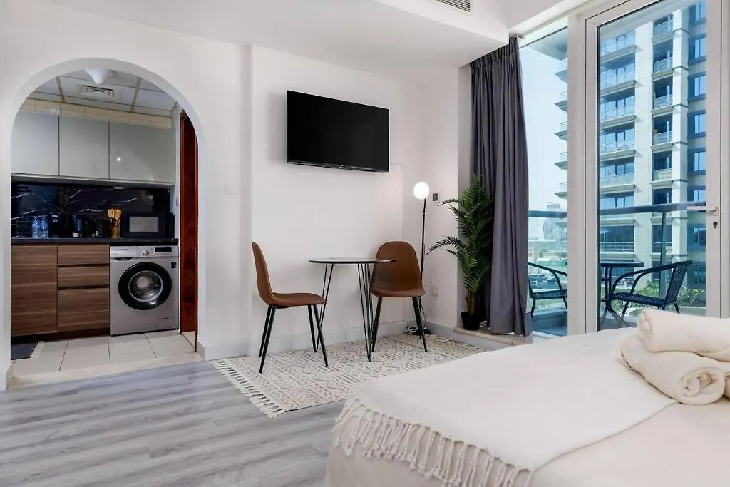 Apartment Waves Holiday Homes - Cozy & Fully Furnished Studio In Dubai Sports City