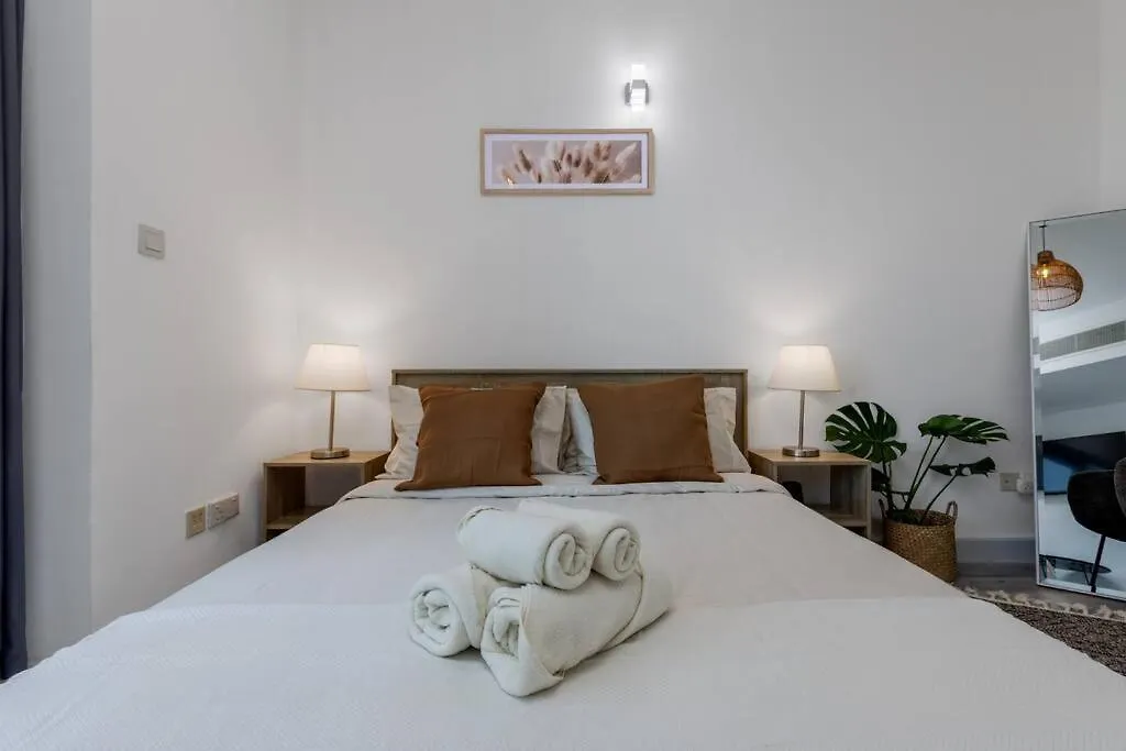 Waves Holiday Homes - Cozy & Fully Furnished Studio In Dubai Sports City